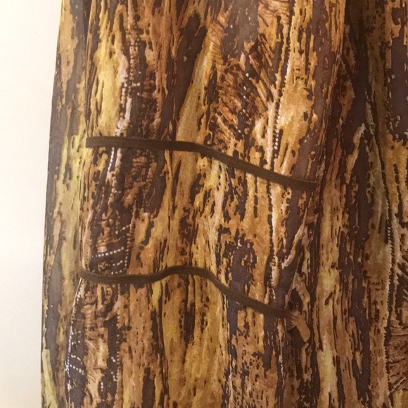 Hundred percent silk blouse perfect for summer. - Picture 3 of 7